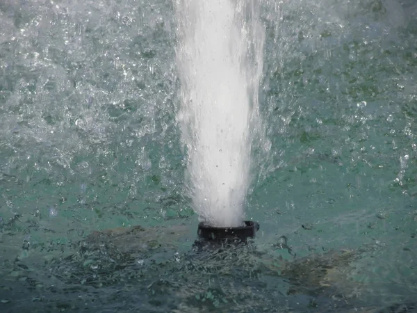 在一个晴朗的天溅喷泉水 — 图库照片