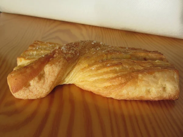 Brioche Uma Mesa Madeira Com Enfeite Açúcar Granulado Pequeno Almoço — Fotografia de Stock