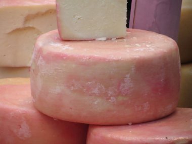 Lezzetli Toskana Pecorino peyniri, koyunun çiğ sütünden yapılır ve üzüm hamuruyla tatlandırılır.