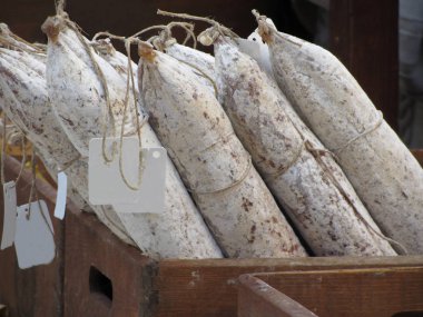 Bütün Toskana salam sosis ile ahşap kutu