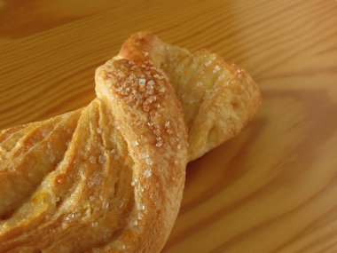 Tahta bir masada granüle şeker garnitürlü Brioche. İtalyan kahvaltısı