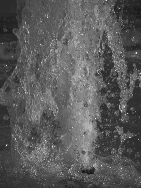 Salpicaduras de agua de la fuente (blanco y negro ) — Foto de Stock