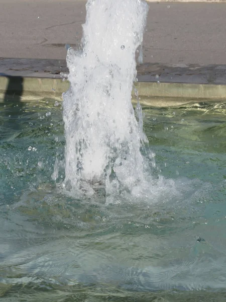 在一个晴朗的天溅喷泉水 — 图库照片