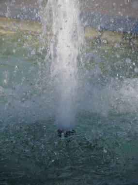 Çeşme su sıçramalarına güneşli bir günde