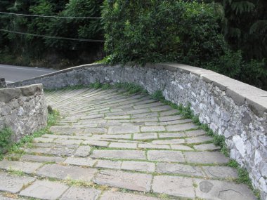 İniş taş kaldırım Ortaçağ köprünün Ponte del Diavolo Borgo içinde olarak bilinen bir Mozzano, İtalya