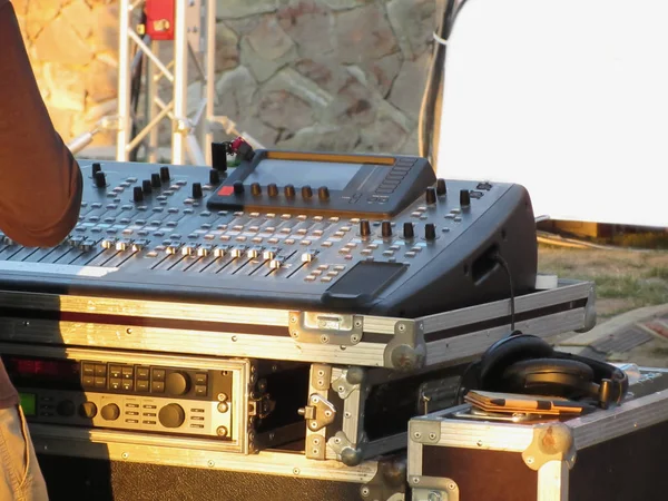 Professionele Audio Mengpaneel Met Faders Knoppen Voor Partij Buiten Bij — Stockfoto