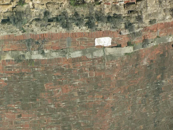 Brick Wall Reflection Still Water Background — Stock Photo, Image