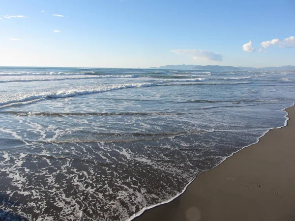 Хвилі Моря Піщаному Пляжі Зимовий Період Форте Дей Мармі Провінція — стокове фото