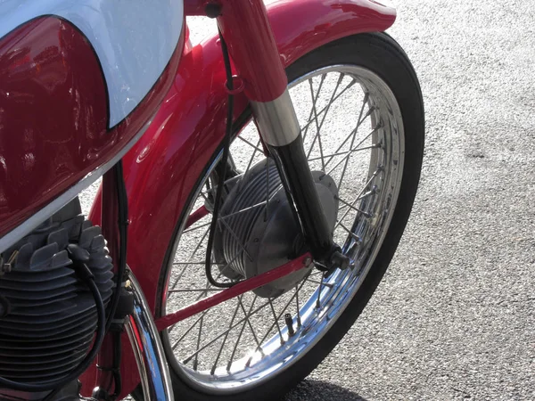 Klasický Motocykl Stát Silnici Detailní Záběr Motorku Předního Kola — Stock fotografie
