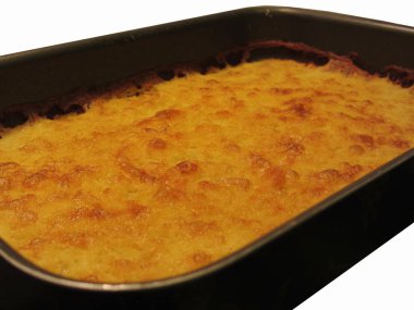 Nohut yassı beyaz arka plan üzerinde izole bir tepsi içinde un. Krep Cecina Tuscany (veya Liguria Farinata) olarak bilinen İtalya. Nohut unu, zeytinyağı, tuz ve su unsurlarıdır