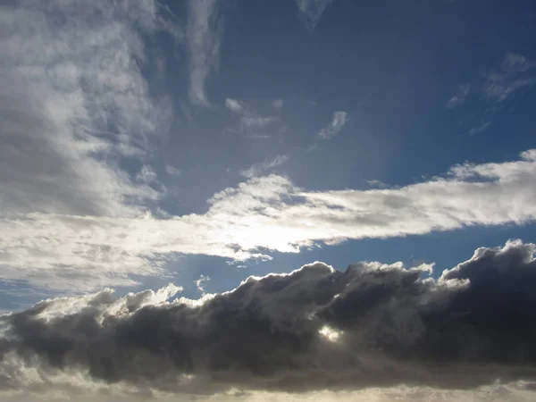 Sky with giants cumulonimbus clouds and sun rays through — Stock Photo, Image