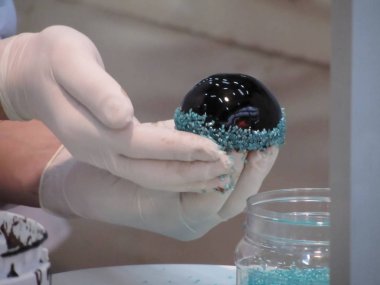 Pasta şefi fındık taneleri küçük bir sırlı çikolatalı kek dekorasyon