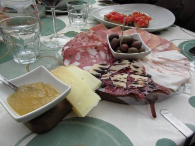 Rustik jambon jambon, salam, domuz yağı, peynir ve zeytin ile söğüş tabağı. Toskana, İtalya