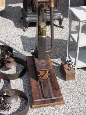 Antika antika şişe Kapatma Makinası itibariyle yerel bit pazarı. Toskana, İtalya