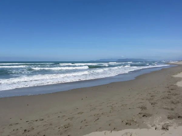 A hullámok a tenger, a homokos strand. Forte dei marmi, Lucca megyéhez tartozik, Olaszország — Stock Fotó