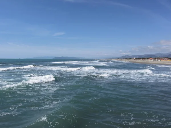 Kum plajında denizin dalgaları. Forte dei marmi, il, Lucca, İtalya — Stok fotoğraf