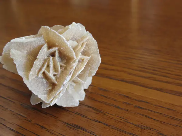 Minerale woestijn steeg op houten tafel. Ook bekend als Sand Rose of Rose Rock of seleniet Rose of Rose of Baryte Rose — Stockfoto