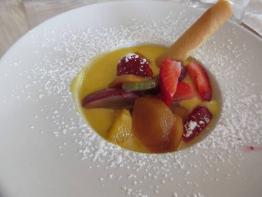 Taze meyve ve rulo gofretle birlikte Zabaglione kreması.