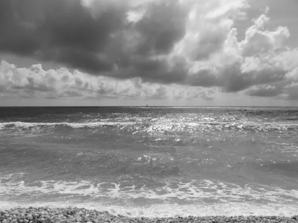 Strand von Marina di Pisa an einem bewölkten Sommertag. Toskana, Italien — Stockfoto