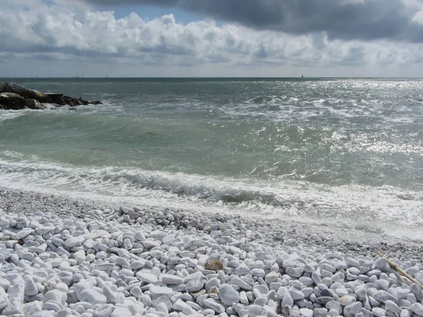 Берег моря Маріна ді Піза Біч в похмурий день в літо. Тоскана, Італія — стокове фото