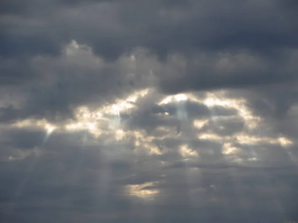 Égbolt óriások cumulonimbus felhők és napsugarak keresztül — Stock Fotó