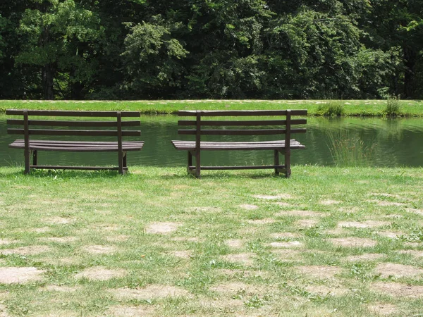 湖前有两张空木凳。在奥雷奇耶拉自然保护区公园放松的地方。意大利 卢卡 — 图库照片