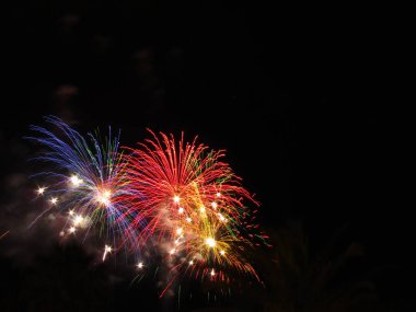 Gece gökyüzünü çeşitli renk renkli havai fişek yak