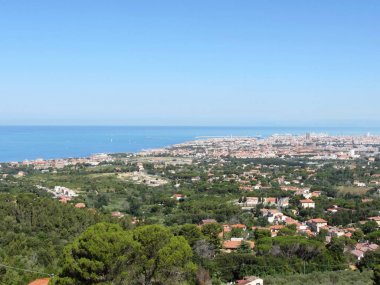 Muhteşem hava güneşli gün, Toskana İtalya Montenero yakındaki dağlı yaptı Livorno şehir panoraması