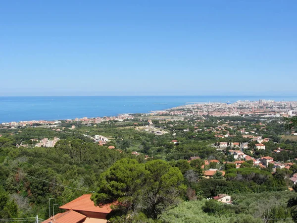 Spectaculaire luchtfoto panorama van Livorno stad gemaakt van de nabijgelegen heuvels van Montenero op zonnige dag, Toscane Italie — Stockfoto