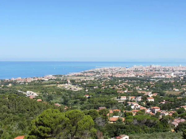 Spectaculaire luchtfoto panorama van Livorno stad gemaakt van de nabijgelegen heuvels van Montenero op zonnige dag, Toscane Italie — Stockfoto