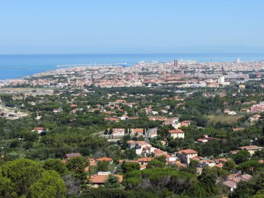 Muhteşem hava güneşli gün, Toskana İtalya Montenero yakındaki dağlı yaptı Livorno şehir panoraması