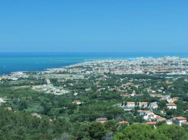Güneşli bir günde Montenero yakındaki tepelerden yapılan Livorno şehrin muhteşem hava panoraması, Toskana İtalya . Polarize filtre ile çekilen fotoğraf