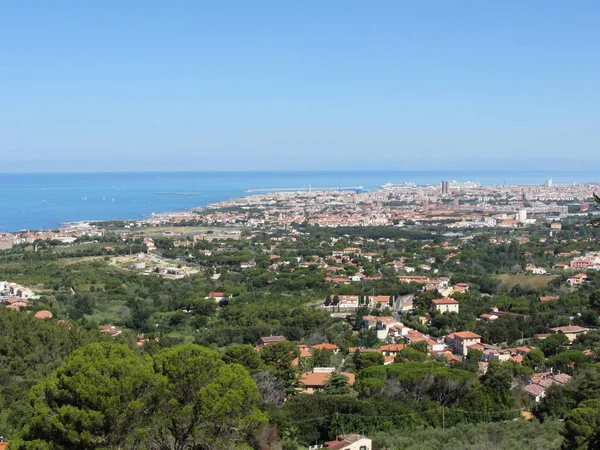 Espectacular panorama aéreo de la ciudad de Livorno hecho de las colinas cercanas de Montenero en el día soleado, Toscana Italia —  Fotos de Stock