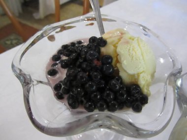 Cam da işlenmemiş böğürtlen veya Avrupa yaban mersini ile vanilyalı dondurma