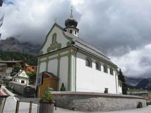 Farní kostel San Cassiano. Badia, Jižní Tyrolsko, Itálie — Stock fotografie