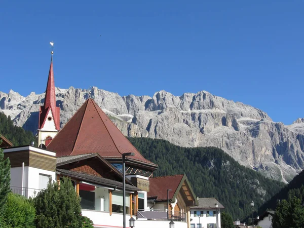 Panoramatický pohled na Selvu di Val Gardena, Jižní Tyrolsko, Alto Adige-Itálie s Dolomitickými pozadí — Stock fotografie