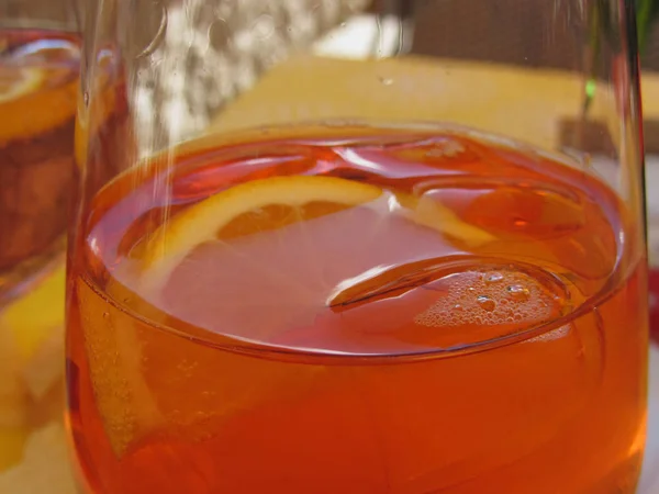 Summer refreshing aperitif drink on the rocks . Spritz cocktail with lemon slice — Stock Photo, Image