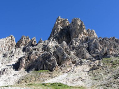 Yaz aylarında berrak mavi gökyüzüne karşı İtalyan Dolomites dağ zirvesinden biri . Valgardena, Güney Tirol , Bolzano , İtalya