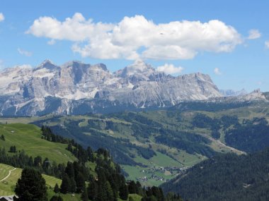 Yaz aylarında İtalyan Dolomitleri 'nin panoramik dağ manzarasına sahiptir. Valgardena, South Tyrol, Bolzano, Italya