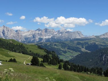Yaz aylarında İtalyan Dolomitleri 'nin panoramik dağ manzarasına sahiptir. Valgardena, South Tyrol, Bolzano, Italya
