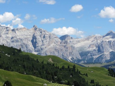 Yaz aylarında İtalyan Dolomitleri 'nin panoramik dağ manzarasına sahiptir. Valgardena, South Tyrol, Bolzano, Italya