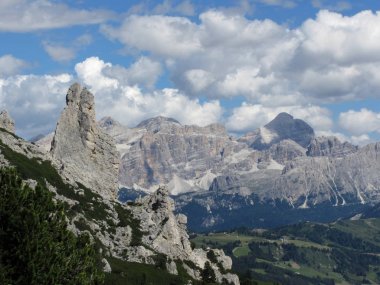 Yaz aylarında İtalyan Dolomitleri 'nin panoramik dağ manzarasına sahiptir. Valgardena, South Tyrol, Bolzano, Italya