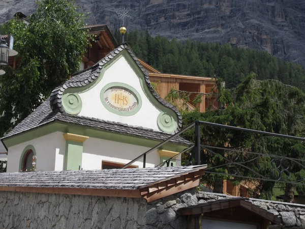 San Cassiano plébániatemplom. Badia, Dél-Tirol, Olaszország — Stock Fotó