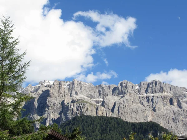 Santa Cristina Valgardena, Güney Tirol, Bolzano, Italya 'dan Dolomitler 'in panoramik dağ manzarası — Stok fotoğraf