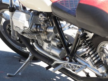 Motosiklet krom motor closeup detay. Yan görünüm