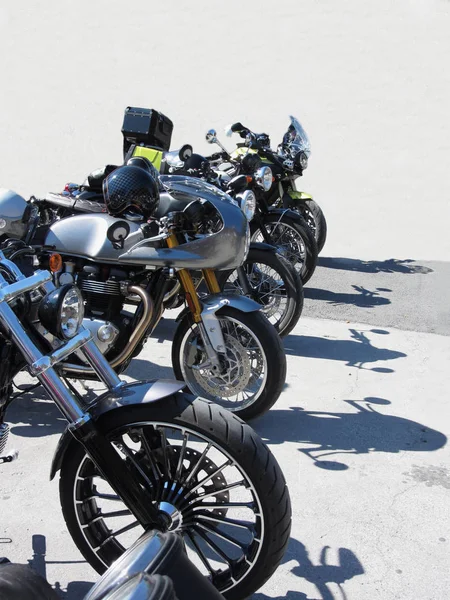 Motocicletas estacionadas en fila sobre asfalto —  Fotos de Stock