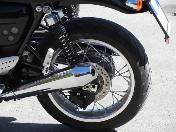 Rueda trasera y tubo de escape cromado de una motocicleta clásica. Vista lateral —  Fotos de Stock