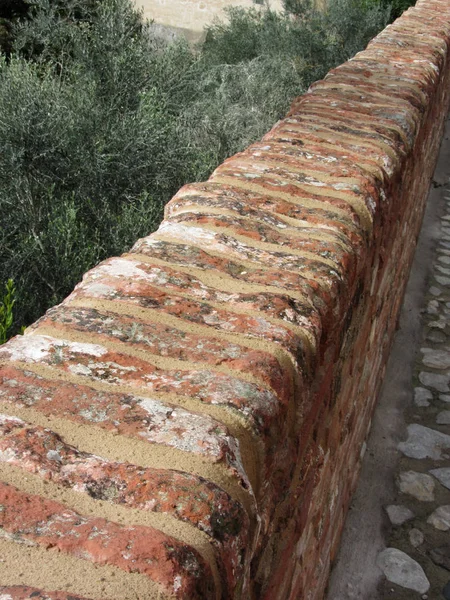 Старинная кирпичная стена в деревне Чертальдо. Тоскана, Италия — стоковое фото