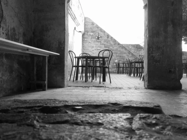 Вид на стол со стульями в деревне Чертальдо, провинция Флоренция. Black and white photo. Тоскана, Италия — стоковое фото