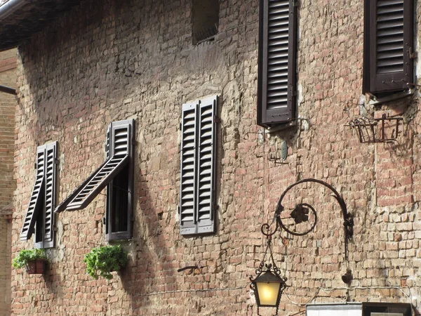 Внешний фасад здания в деревне Чертальдо, провинция Флоренция. Тоскана, Италия — стоковое фото